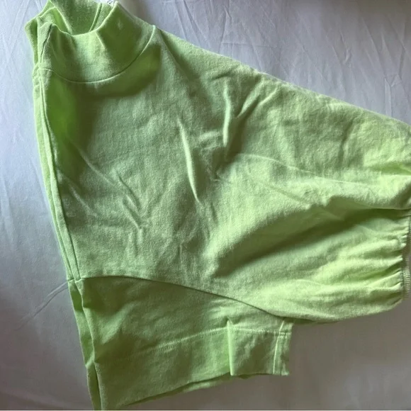 ALO Yoga Light Green Crop tee - Picture 3 of 5